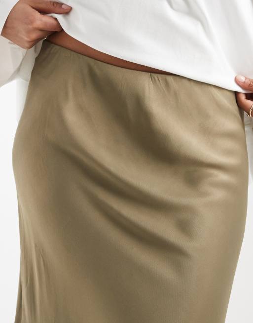 ASOS DESIGN Curve – Olivgrön, diagonalskuren maxikjol i satin, 3 av 5