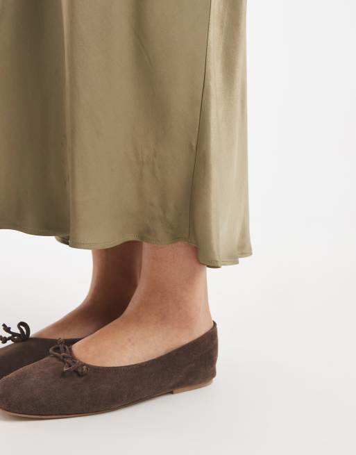 ASOS DESIGN Curve – Olivgrön, diagonalskuren maxikjol i satin, 5 av 5