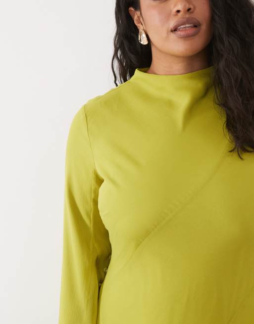 ASOS DESIGN Curve – Olivgrön, långärmad maxiklänning med hög krage, klockad kjol, volang och utsvängda ärmar, 2 av 4