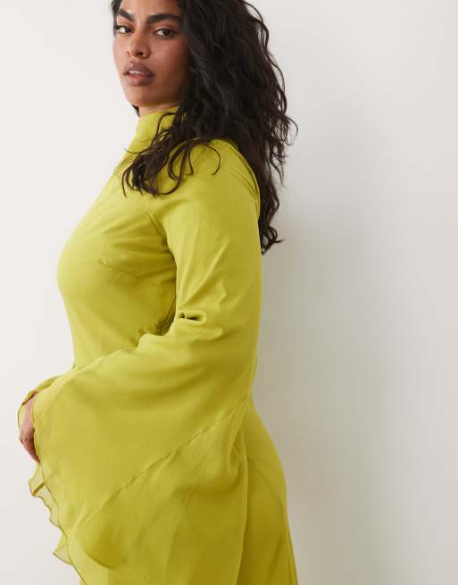 ASOS DESIGN Curve – Olivgrön, långärmad maxiklänning med hög krage, klockad kjol, volang och utsvängda ärmar, 3 av 4