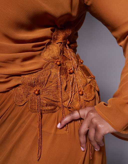 ASOS DESIGN Curve – Orange maxiklänning i chiffong med 3D-broderade blommor på höften, 3 av 4