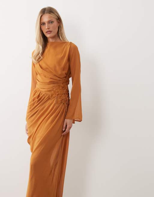  ASOS DESIGN Curve – Orange maxiklänning i chiffong med 3D-broderade blommor på höften, 3 av 4
