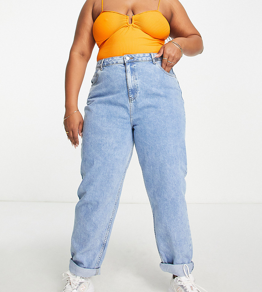 ASOS DESIGN Curve – Original – Mom-Jeans mit hohem Bund und heller Waschung-Blau