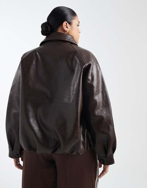 ASOS DESIGN Curve – Oversize-Bomberjacke in schokobrauner Lederoptik, 4 von 4