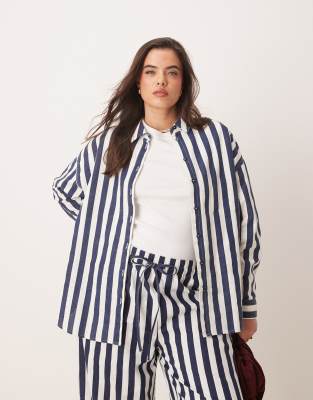 ASOS DESIGN Curve - Oversize-Hemd in Leinenoptik mit marineblauen Streifen, Kombiteil-Bunt