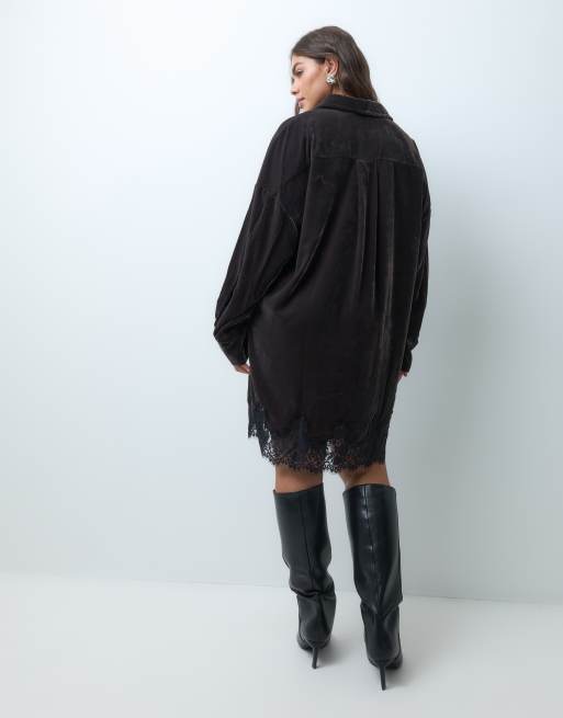 ASOS DESIGN Curve Oversize-Hemdkleid aus Samt mit Spitzenbesatz am Saum in Schwarz, 4 von 5