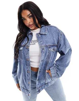 ASOS DESIGN Curve - Oversize-Jeansjacke im 90er-Stil in mittelblauer Waschung