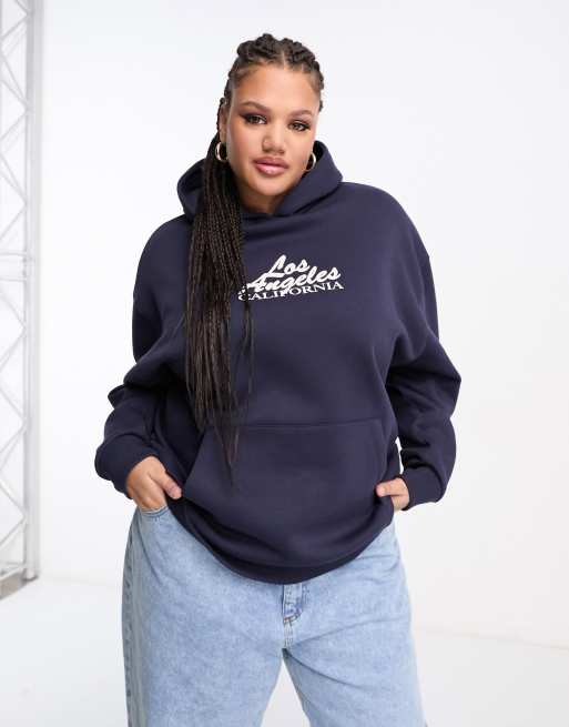 ASOS DESIGN Curve – Oversize-Kapuzenpullover in Marineblau mit LA-Textgrafik