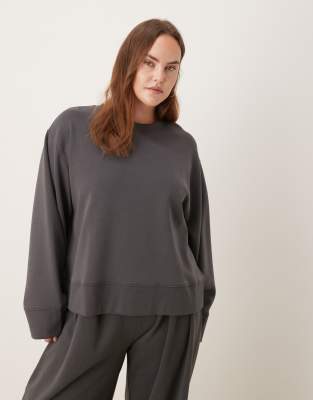 ASOS DESIGN Curve - Oversize-Oberteil aus Interlock-Stoff in Anthrazit mit Rundhalsausschnitt-Grau