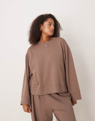 ASOS DESIGN Curve - Oversize-Oberteil aus Interlock-Stoff in kräftigem Taupe mit Rundhalsausschnitt-Keine Farbe