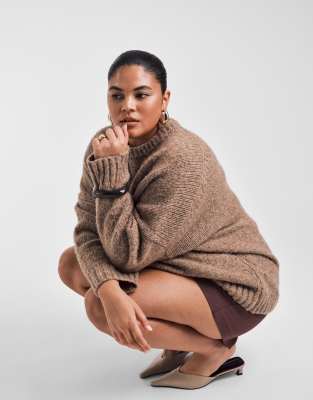 ASOS DESIGN Curve - Oversize-Pullover in Keksbraun mit Rundhalsausschnitt und geschwungenem Saum-Rotbraun