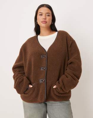 ASOS DESIGN Curve - Oversize-Strickjacke aus Teddyfleece in Schokobraun und Details aus Kunstleder