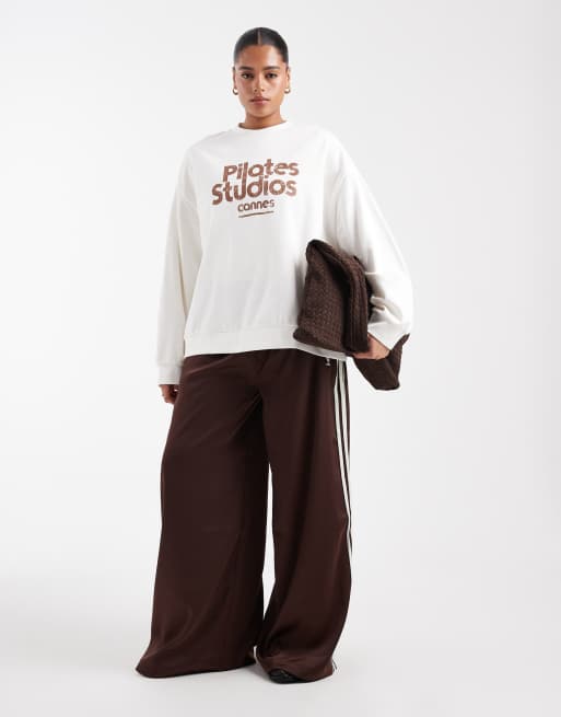 ASOS DESIGN Curve – Oversize-Sweatshirt in Cremeweiß mit „Pilates Studios“-Print, 3 von 4