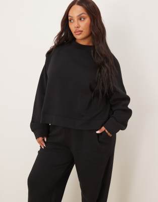 ASOS DESIGN Curve - Oversize-Sweatshirt in Schwarz mit Raglan-Detail und weicher Innenseite