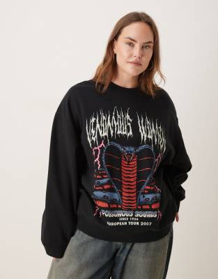 ASOS DESIGN Curve - Oversize-Sweatshirt in Schwarz mit Schlangenmotiv im Rock-Design