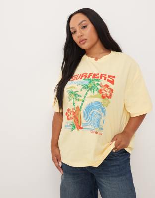 ASOS DESIGN Curve - Oversize-T-Shirt in Buttermilch-Gelb mit Surfergrafik