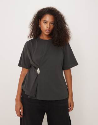 ASOS DESIGN Curve - Oversize-T-Shirt in Grauschwarz mit raffendem Metalldetail