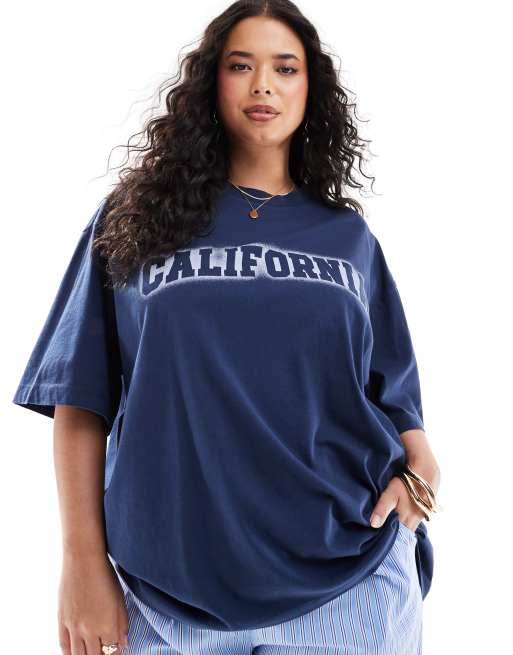 ASOS DESIGN Curve – Oversize-T-Shirt in Marineblau mit „California“-Grafikprint in Spray-Optik