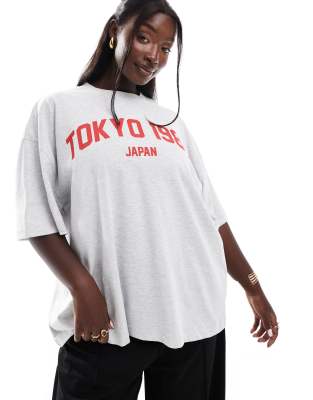 ASOS DESIGN Curve - Oversize-T-Shirt in meliertem Eisgrau mit „Tokyo"-Schaumdruck