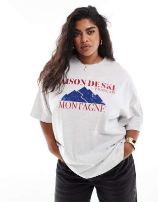 ASOS DESIGN Curve - Oversize-T-Shirt in meliertem Eisweiß mit „Saison de Ski"-Print-Grau