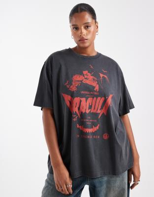 ASOS DESIGN Curve - Oversize-T-Shirt in verwaschenem Anthrazit mit lizenziertem „Dracula"-Grafikprint-Grau
