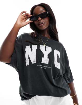 ASOS DESIGN Curve - Oversize-T-Shirt in verwaschenem Anthrazit mit „NYC"-Grafikprint-Grau