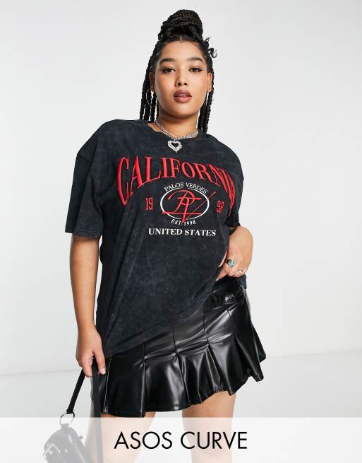 ASOS DESIGN Curve – Oversize-T-Shirt in verwaschenem Anthrazit mit roter California-Stickerei 