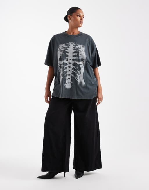 ASOS DESIGN Curve – Oversize-T-Shirt in verwaschenem Schwarz mit Röntgen-Grafikprint, 2 von 4