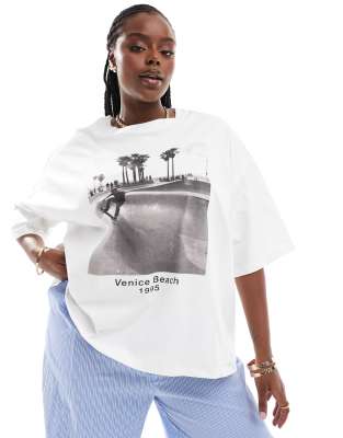 ASOS DESIGN Curve - Oversize-T-Shirt in Weiß mit „Venice Beach"- und Skater-Fotoprint