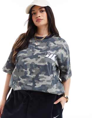 ASOS DESIGN Curve - Oversize-T-Shirt mit Grafik und verwaschenem Military-Muster-Bunt