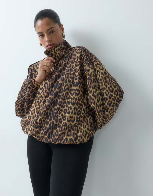 ASOS DESIGN Curve Oversize-Trainingsjacke mit Leopardenmuster, 3 von 5