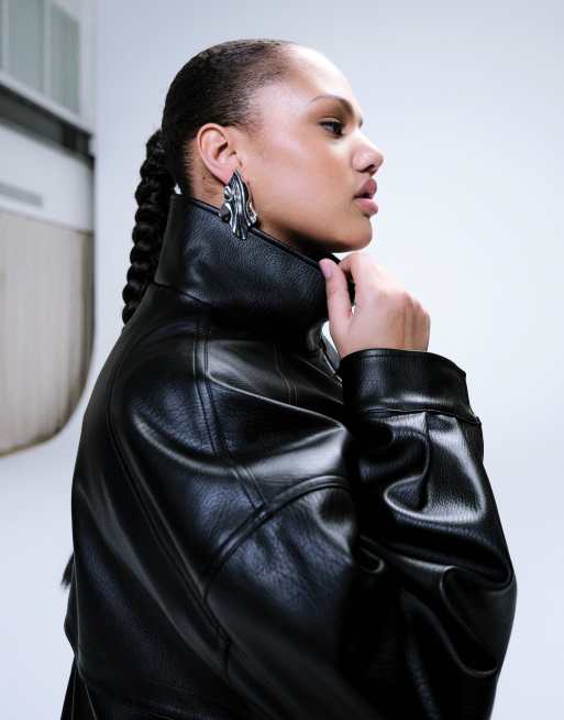 ASOS DESIGN Curve - Oversized bomberjack met leerlook en opstaande boord in zwart, 2 van 4