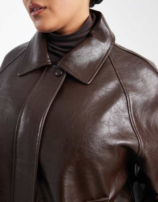 ASOS DESIGN Curve - Oversized bomberjack met leerlook in chocoladebruin, 3 van 4