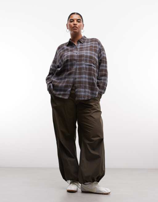 ASOS DESIGN Curve oversized børstet ternet skjorte i brun tern, 4 af 4