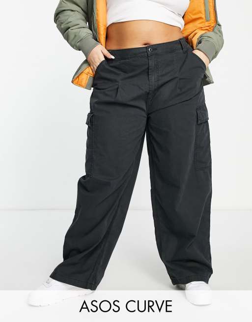 ASOS DESIGN Curve - Oversized cargobroek in zwart met wassing