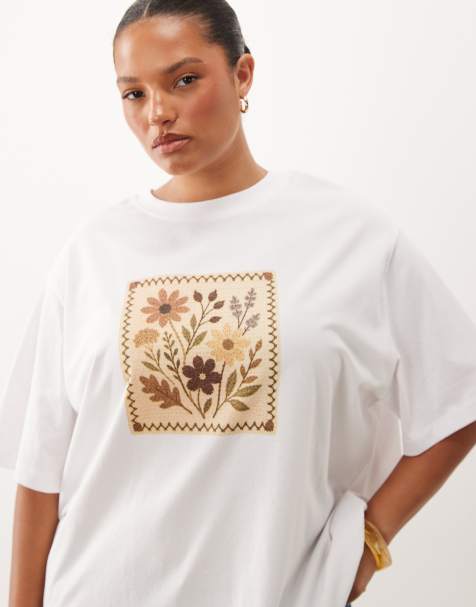 ASOS DESIGN Curve oversized flower crochet graphic top in white - view 1