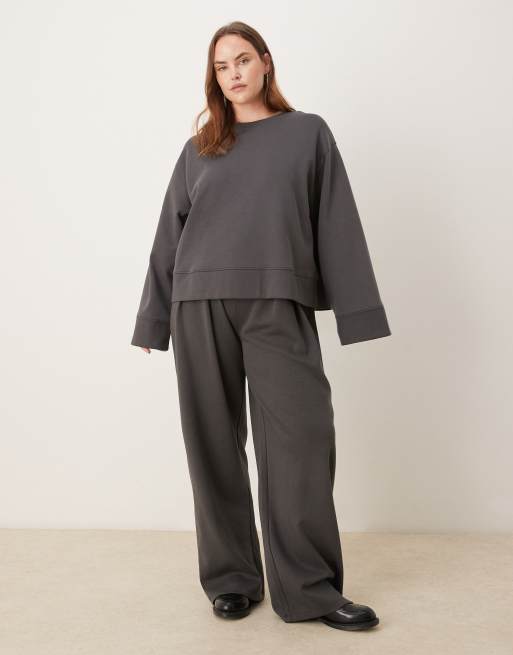 ASOS DESIGN Curve - Oversized koksgrå top med rund hals og interlock-syninger, 2 af 4