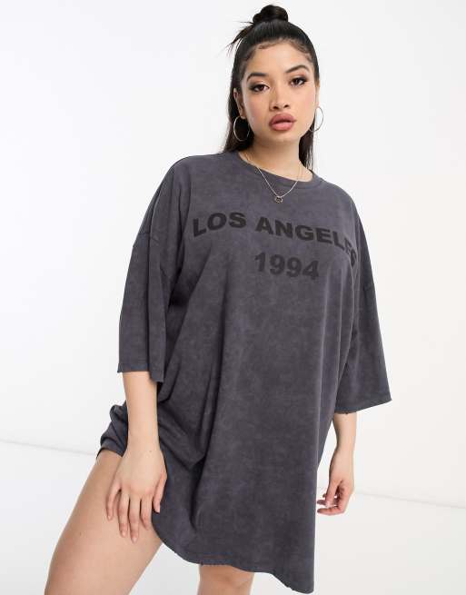 ASOS DESIGN Curve - Oversized mini T-shirtjurk met wassing en grafische print in grijs 
