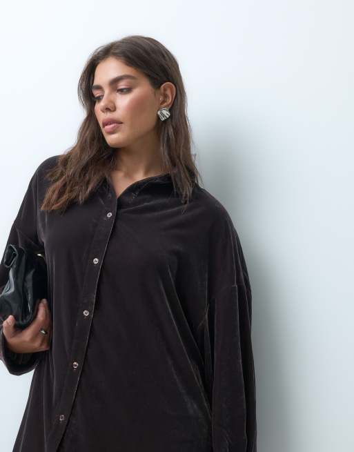 ASOS DESIGN Curve oversized overhemdjurk met kanten zoom in zwart fluweel, 2 van 5