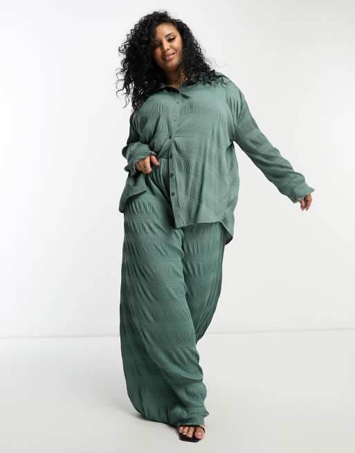 ASOS DESIGN Curve oversized plisse shirt in khaki , 4 of 4