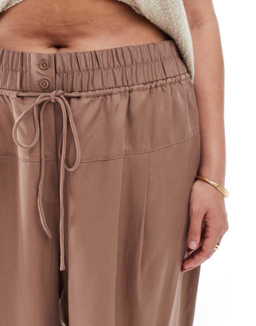 ASOS DESIGN Curve oversized pull on trousers with panel and pleat detail in mocha, 3 of 5