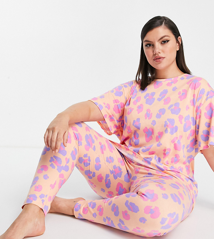 ASOS DESIGN Curve - Oversized pyjamaset van T-shirt en legging in perzik luipaardprint-Meerkleurig