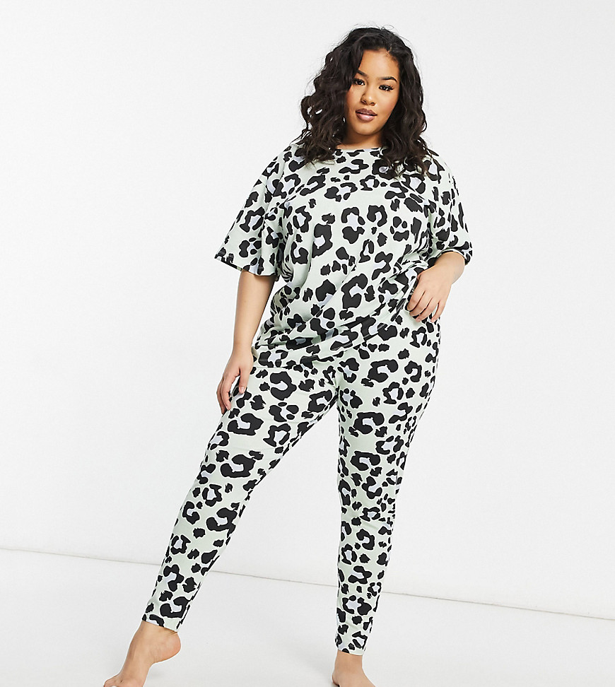 ASOS DESIGN Curve - Oversized pyjamaset van T-shirt en legging met luipaardprint in saliegroen