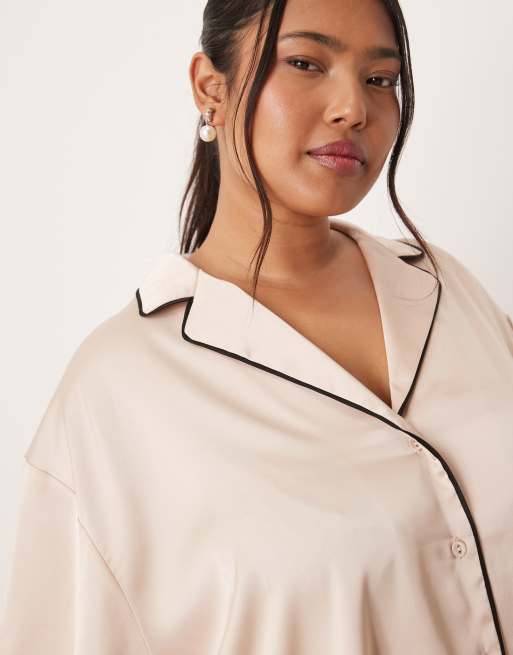 ASOS DESIGN Curve - Oversized satijnen pyjamaset met overhemd met korte mouwen en short in lichtroze, 3 van 4
