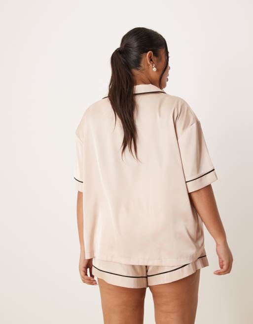 ASOS DESIGN Curve - Oversized satijnen pyjamaset met overhemd met korte mouwen en short in lichtroze, 4 van 4