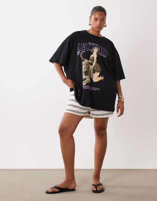 ASOS DESIGN Curve oversized t-shirt with Leopard graphic in black, 2 of 4