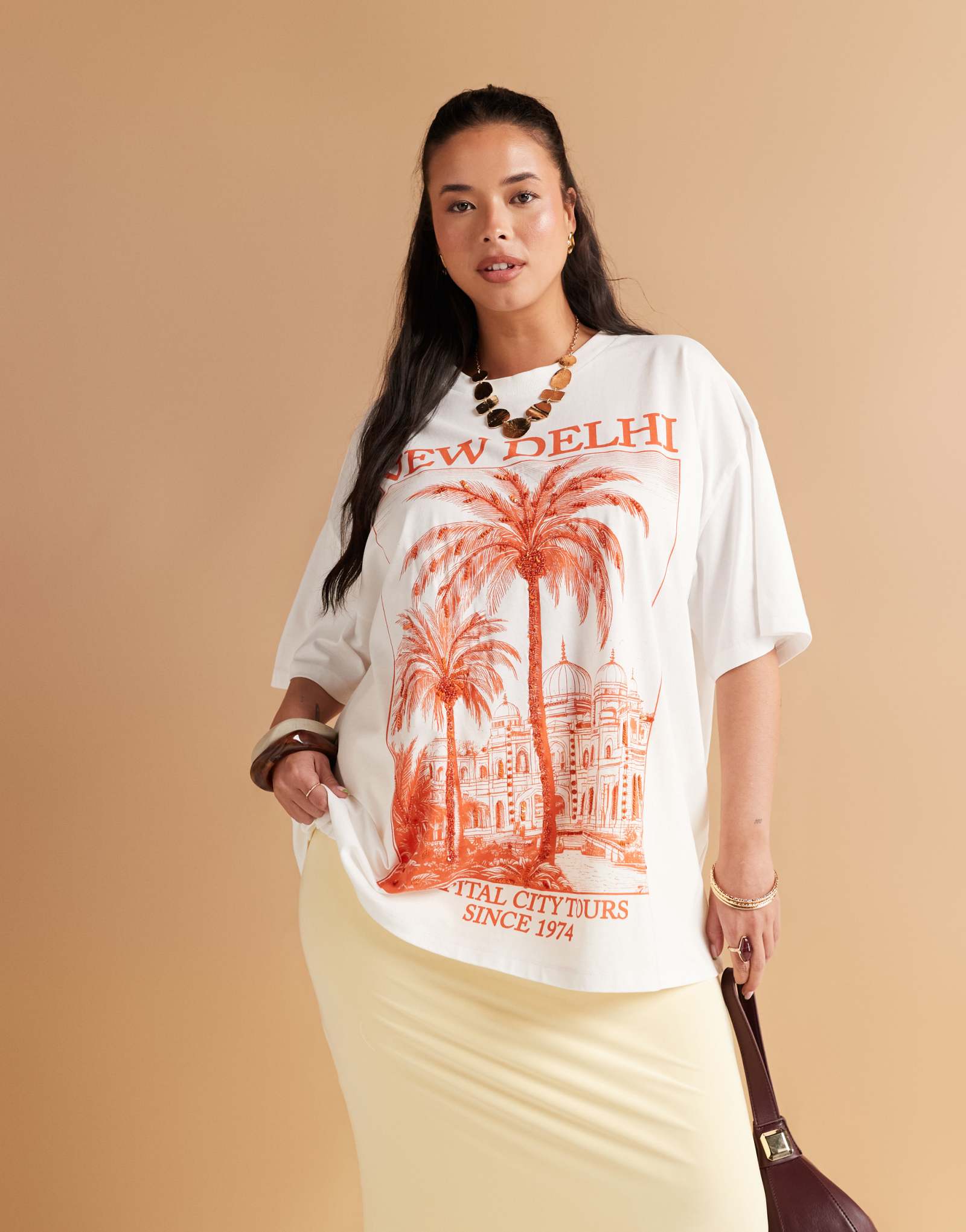 Футболка ASOS DESIGN Curve оверсайз кремового цвета с графическим рисунком New Delhi
