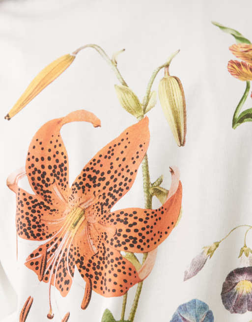 ASOS DESIGN Curve oversized T-shirt with vintage flower graphic in white, 3 of 4