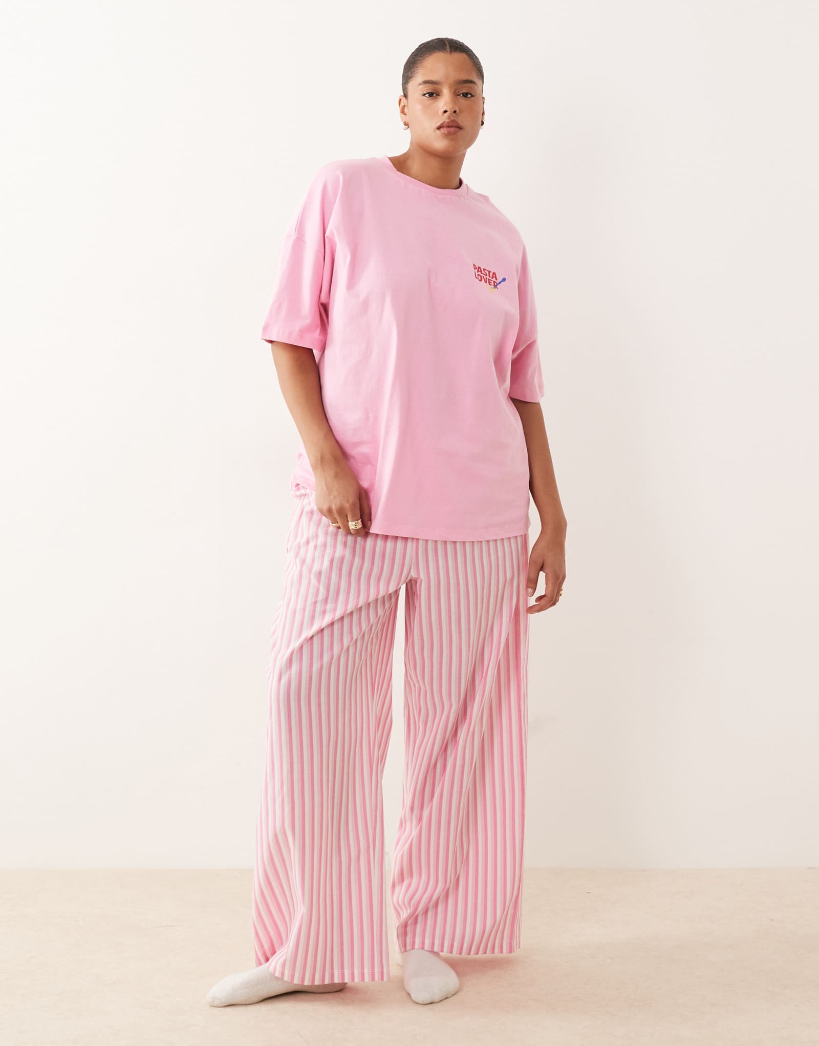 Футболка оверсайз от ASOS DESIGN Curve и тканые широкие брюки-пижама в розовом стиле 