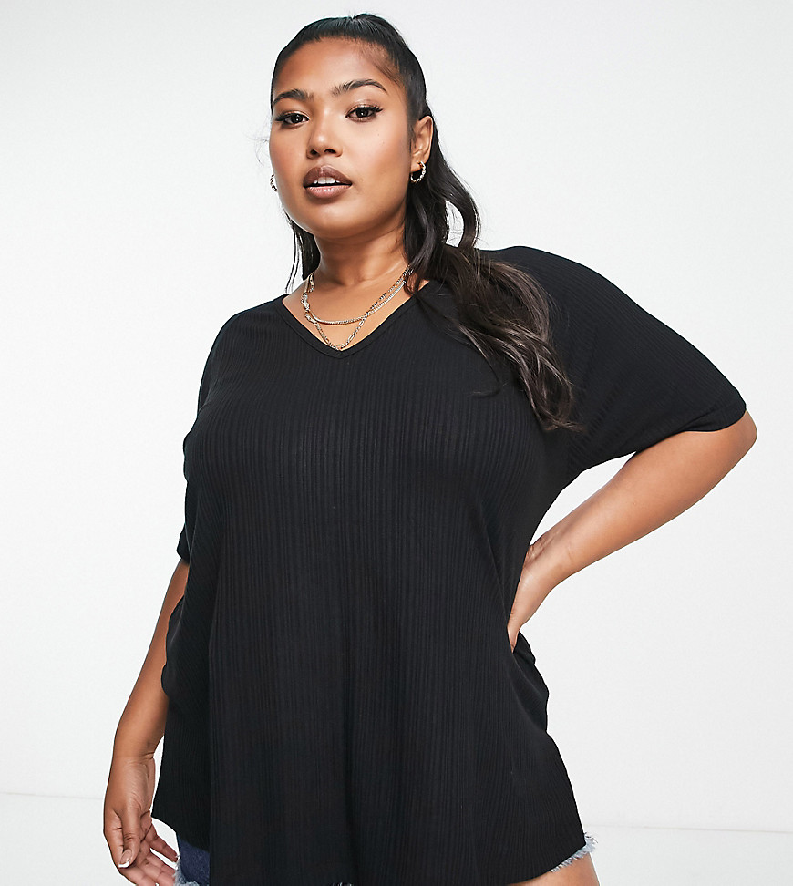T-shirts by ASOS Curve The ultimate all-rounder Plain design V-neck Short sleeves Side splits Oversized fit